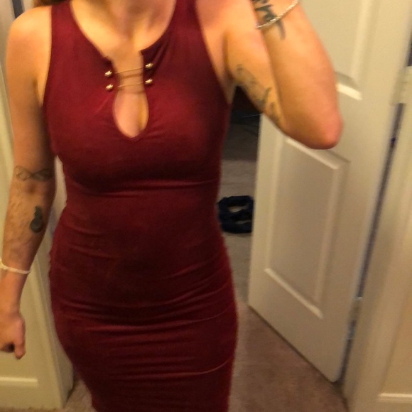 Adorable velvet dark maroon bodycon dress - Picture 3 of 8